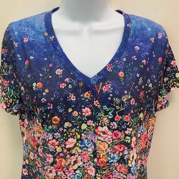 Women's V-Neck T-Shirt Floral Pattern Medium - Picture 2 of 9